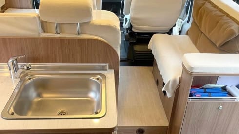 Goldie – Bürstner Ixeo IT 664, Standklima, AHK, Markise, Hubbett