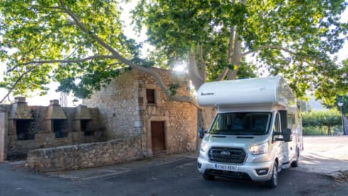 Benny – The family alcove with large garage