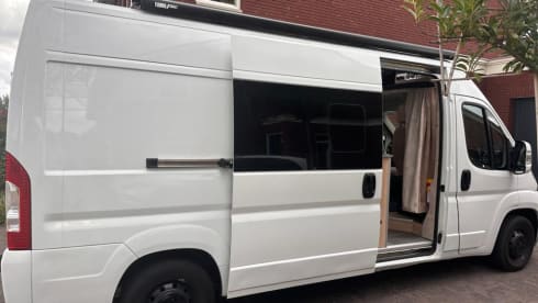 Bowie – Attractive, luxurious, off-grid campervan (incl. all-risk insurance)