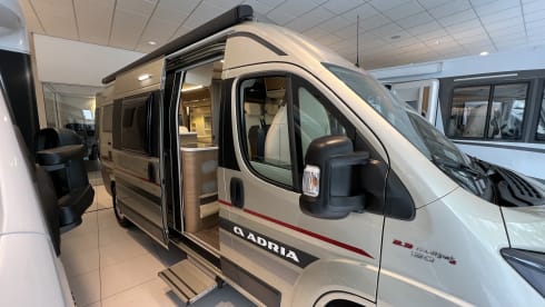 Very luxurious camper, 5.99 m, automatic, 2 length beds