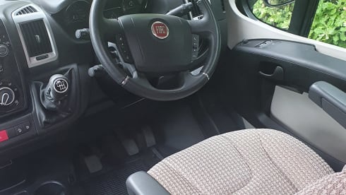 Audrey – Auto-Trail Frontier Comanche mit 6 Schlafplätzen von 2016