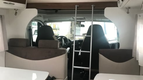 Camper 2 – Spacious and luxurious Pilote 6-person family camper with Playstation and LED TV!