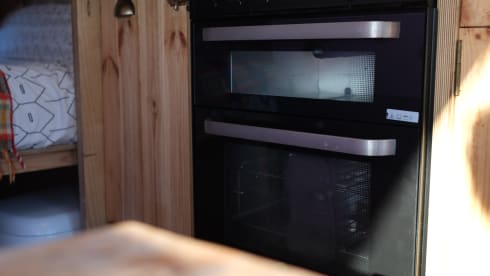 Sally Vanzilla – Handcrafted Citroën Relay Camper – Sleeps 4, Off-Grid Ready