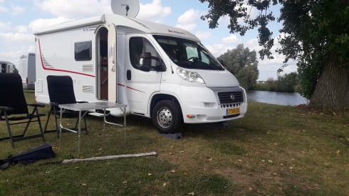 Compact cozy 2/4 person Camper