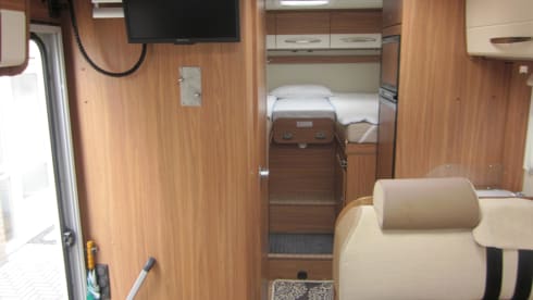 Spacious neat 2 pers. carado / hymer camper.