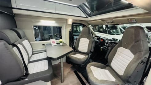 Mooie zwarte camperbus