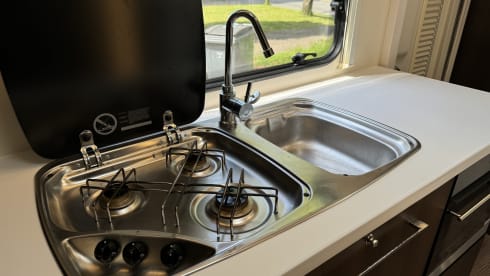 The Escape Pod – Comfortable and modern family Rollerteam motorhome - Free insurance 