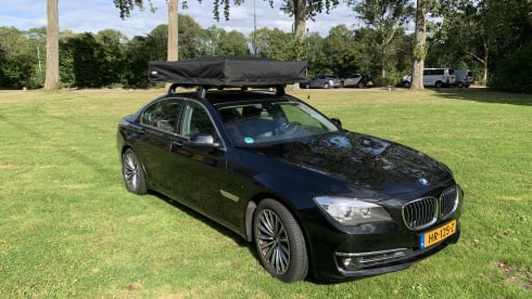 Happy Bimmer Rooftop Tent – Reliable BMW 740d with very large Thule roof tent and complete inventory