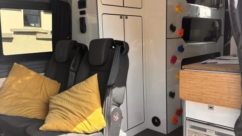 Big Easy – Stunning 4 Berth Custom VW Crafter (2024)