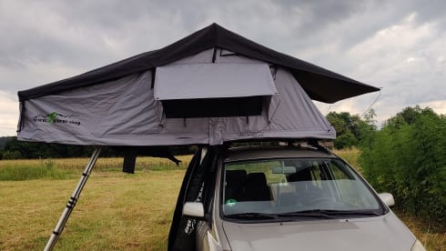 Toto – Micro Camper mit Dachzelt und Küchenbox