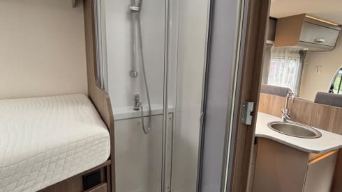 Making Memories 3 – 4persoons Ford Carado T447 half integraal uit 2025 met een Hefbed