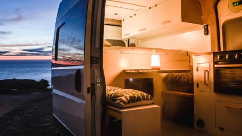 Zonnewijzer – Winter-Proof Off-Grid Campervan with Solar, Nespresso, Oven and more!