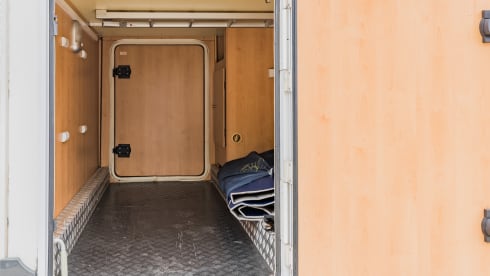 Neat 3-person camper, XXL garage, reversing camera, air conditioning