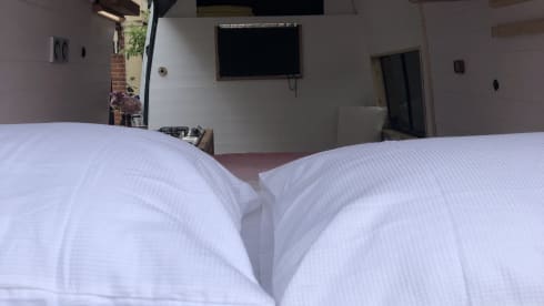 Peach – Cosy Mercedes Sprinter Campervan 