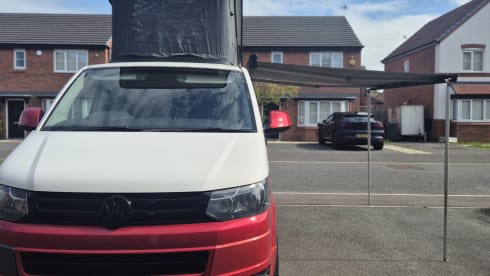 Candycane – 5 berth Volkswagen campervan from 2015