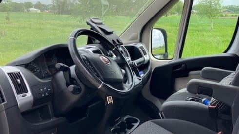 Heunie 1 – Beautiful camper van from 2017 with 2 lengthways beds