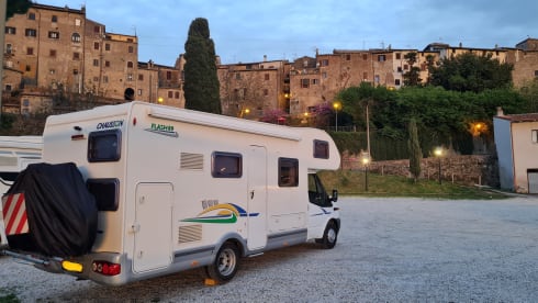 Spacious and comfortable family camper. 6p Chausson alcove from 2008