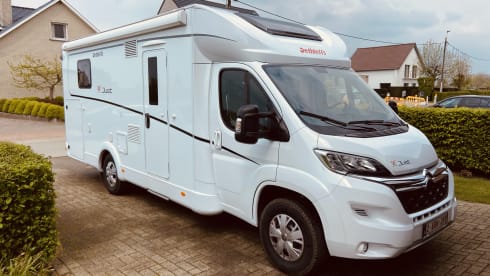 Beautiful family camper with many options!