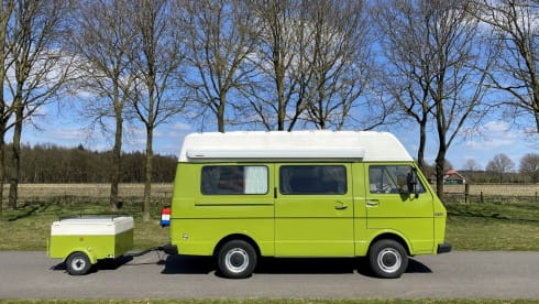 Manfred – VW LT28 - Atmospheric 2p camper bus from 1976