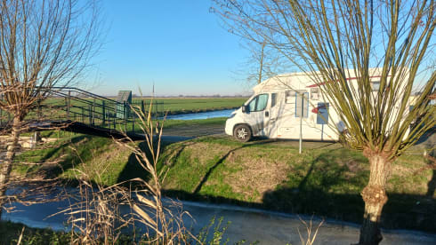 Very comfortable 3 p offgrid camper Eura Mobil