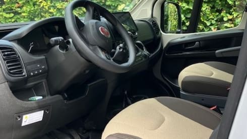 Fiat Ducato 2022 robuste avec benne longitudinale, autonome en énergie.