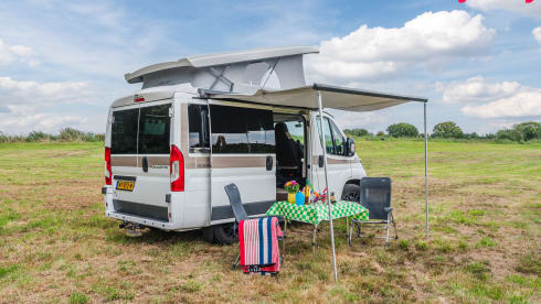 Stoere Duco – Reliable Hymer Sydney urban camper, comfortable, complete inventory