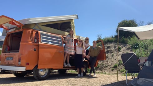 Orange  – Hip Orange retro Volkswagen T-2 Camper