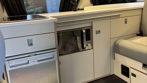 Dolly – Beautiful compact 3 Berth camper van. 