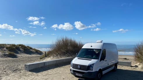 Cochonnette – Stealth & basic camper bus with XL bed