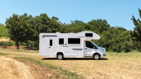 Family – Brand new 7-person alcove camper with bunk beds