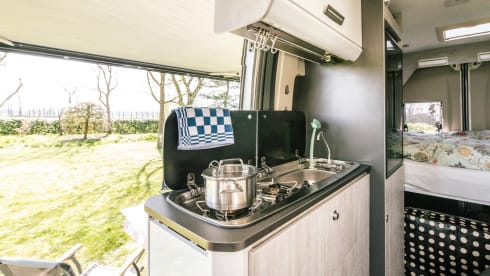 Jackie's hut – Beautiful Peugot Camperbus, 150 HP