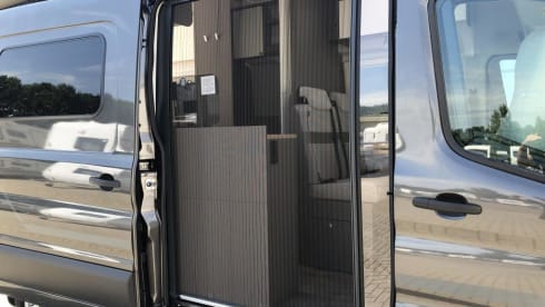 Nieuwe Camperbus Magnetic Grey – FORD LMC Innovan 590 camper van from 2024 Magnetic Gray