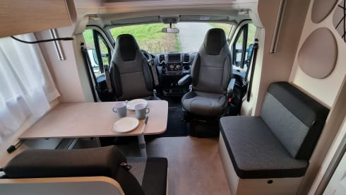 2026 NIEUW! – 🚐 LMC Splinternieuwe ruime half-integraal voor 4 personen