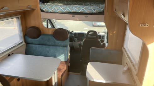 McLouis – Neat 6 person McLouis alcove camper with bunk bed