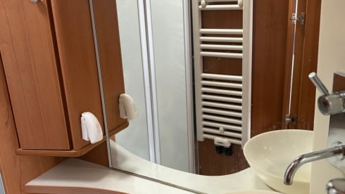 Lovely luxury camper 4p LMC semi-integrated from 2009 