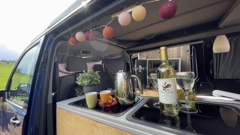 Bommeltje VW T5 met extra ruime leefruimte door verlengde versie. Uniek in de verhuur!  – VW T5 extended version with large lifting roof  
