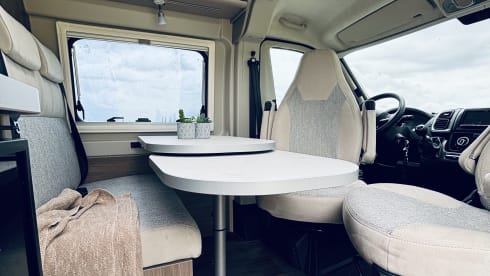 Fiat uit 2024 – Carado camper bus with tilt roof