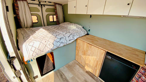 Accogliente camper per autobus fai-da-te (surf).