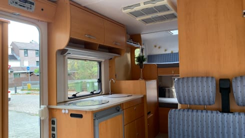 Hymer spacious 6p family camper with bunk beds