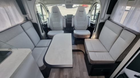 Benimar met queensbed, grote keuken en electrische fietsendrager