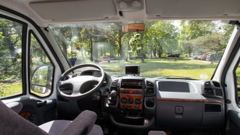 Paleisje99 – Camping-car Bürstner (2004) complet et puissant, avec 4 ceintures de sécurité et 3 couchettes.