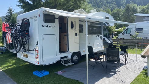 De Glucksmobil! – 6 person family camper Alcove