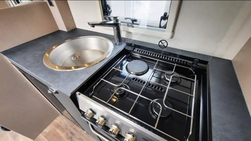476 VKB – 2-6 Berth Swift Edge 476 VKB