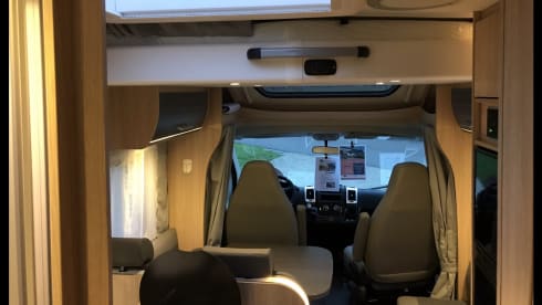 Sunlight T68, 2019. Einzelbetten, Hubbett, große Garage, Navigation