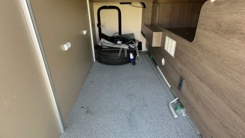 Chausson 758 – 5-person luxury camper with barbecue and outdoor shower 