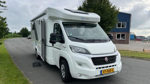 ColumBus – Luxurious Adria Family Camper for 5 people with bicycle rack