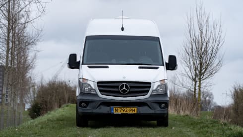 Benzie – Off grid luxury 2p Mercedes-Benz camper bus