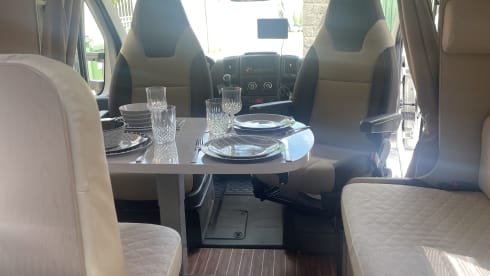 DAFFY – Nice family camper alcove 5 seats and 6 sleeping places
