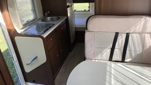 Luxurious spacious 6 person family camper with air conditioning (2x), garage and inventory.