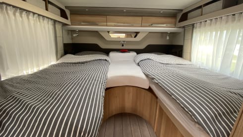 Vrije Vogels – Young luxury Knaus Sky Ti with bicycle carrier + large garage + camera